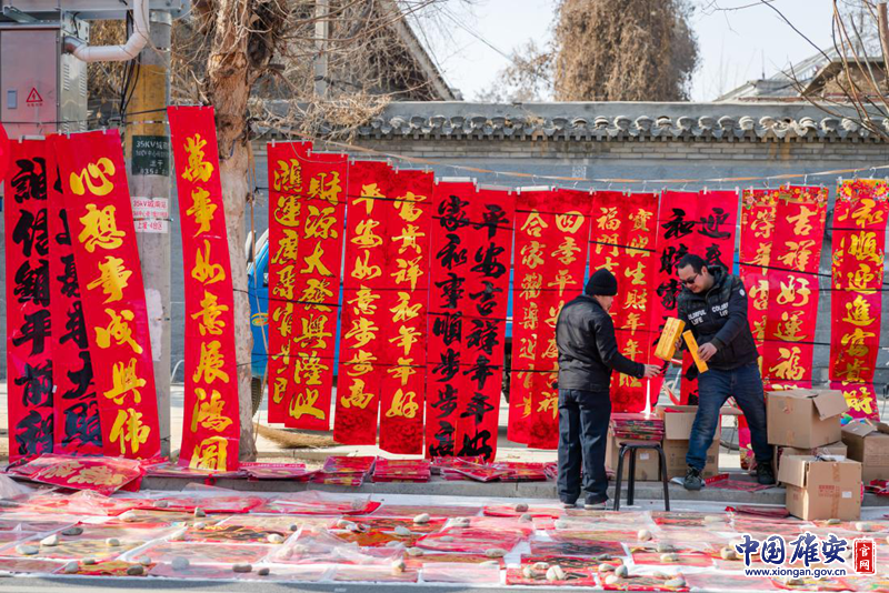 農(nóng)歷臘月二十三，北方“小年”至，過年模式正式開啟。雄安新區(qū)容城縣街頭，一排排春聯(lián)掛滿了集市，年味十足。中國雄安官網(wǎng)記者馬夢迪 攝