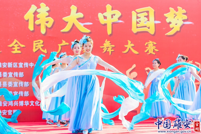 憑借著精心的編排和舞蹈演員出色的表現，靈動優美的舞蹈《千年雄安》在2019年雄安新區全民廣場舞大賽中奪得一等獎。站在隊伍中間的90后女孩張含星臉上洋溢著自信的笑容，格外引人矚目。中國雄安官網記者毛鶴然 攝