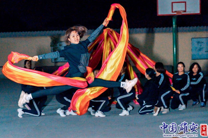 為了更好地準備2019年雄安新區全民廣場舞大賽，張含星編排了一支舞蹈，并作為領舞帶領大家參加比賽。張含星在這支舞蹈中突破了廣場舞以往的傳統模式，融入了現代新元素，編創了舞蹈《千年雄安》，以寄托大家對家鄉的熱愛和期待。中國雄安官網記者毛鶴然 攝