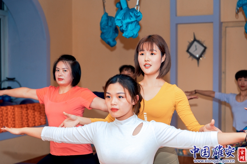 張含星除了利用業余時間教授隊員舞蹈外，還開了一家瑜伽館。2017年，原本打算畢業后留在湖南發展的張含星，放棄了湖南的工作和資源，回到家鄉開始創業。中國雄安官網記者毛鶴然 攝