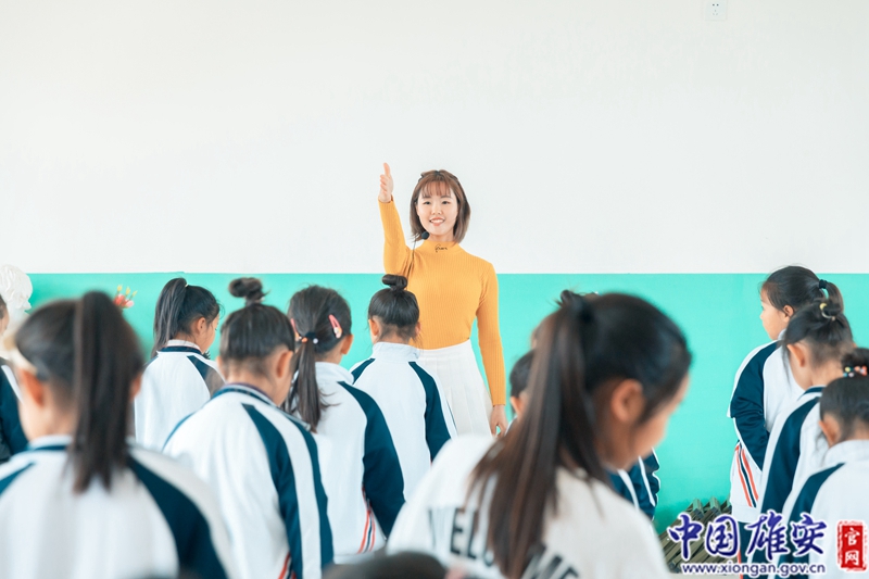 這個90后女孩嬌小的身影經常出現在雄安新區安新縣“我和祖國手牽手”流動少年宮進校園活動中。在這里，她的身份是一名志愿者，她要教孩子們跳舞。中國雄安官網記者毛鶴然 攝