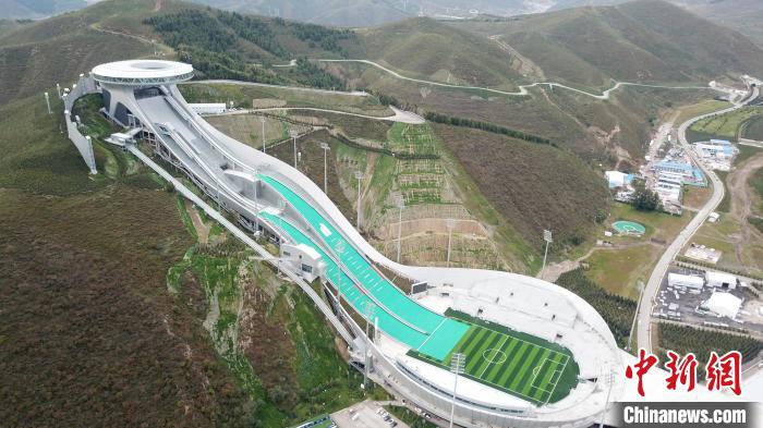 “雪如意”建設中為什么用塔吊運物料，而不修建運輸道路？