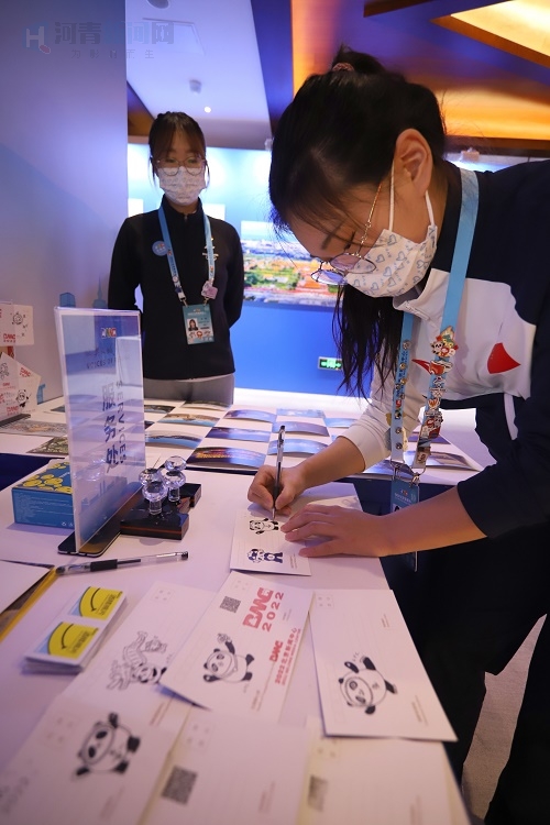 02、劉奕辰在明信片畫冰墩墩，受到眾多媒體記者關注。.JPG