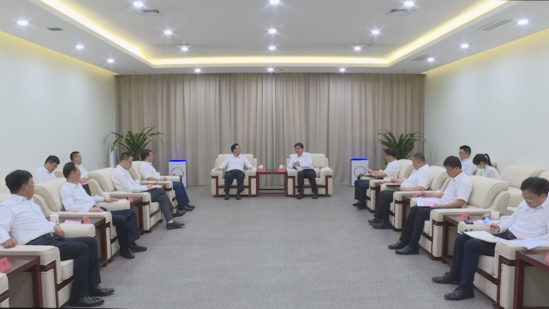 陳剛與華夏銀行董事長李民吉一行舉行工作座談