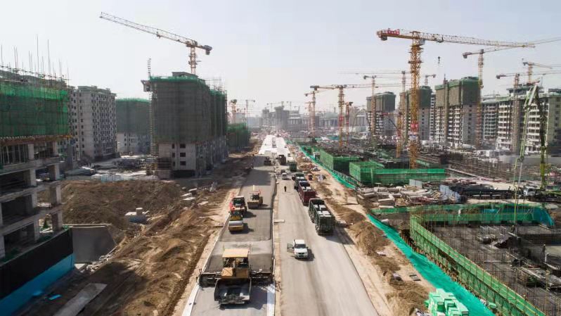 看建雄安丨雄安新區容東片區管廊RDSG-4標段N6、E1路進入瀝青攤鋪階段