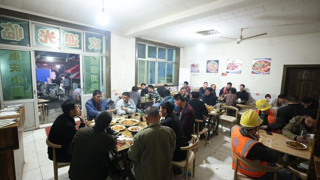 闖蕩雄安新區四年，他租下廢棄廠房辦起“雄漂大食堂”