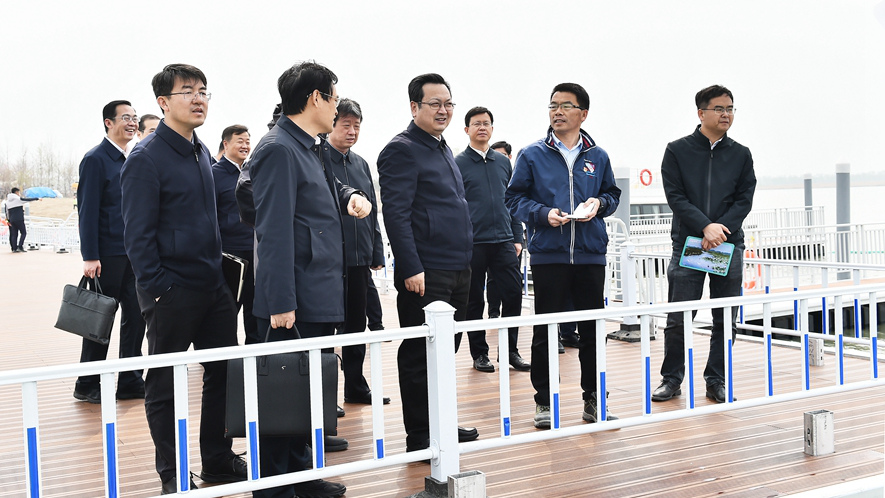 張國(guó)華調(diào)研白洋淀生態(tài)環(huán)境治理和保護(hù)及千年秀林綠化養(yǎng)護(hù)工作
