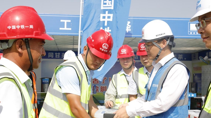 看建雄安丨啟動區(qū)東部社區(qū)服務(wù)中心項目為一線工人送清涼
